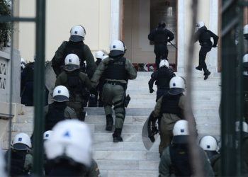 ΑΣΟΕΕ: Τα ΜΑΤ μπήκαν μέσα στη σχολή- Tρεις προσαγωγές