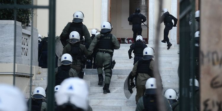 ΑΣΟΕΕ: Τα ΜΑΤ μπήκαν μέσα στη σχολή- Tρεις προσαγωγές