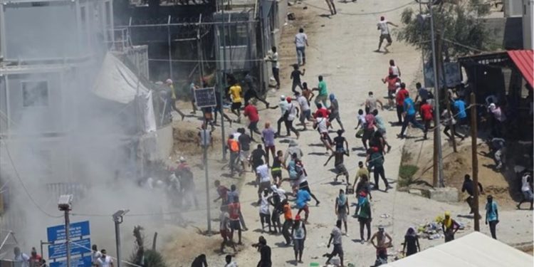 Μηταράκης: ερευνάται το ενδεχόμενο υποκίνησης των ταραχών στη Μόρια