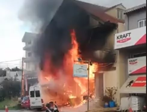 Μεγάλη πυρκαγιά σε συνεργείο στον Γέρακα – ΒΙΝΤΕΟ