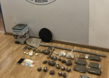 Είχαν κρύψει ηρωίνη και κοκαΐνη κάτω από το πάτωμα του σπιτιού τους! (ΦΩΤΟ και ΒΙΝΤΕΟ)