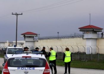 Έριξαν με drone κινητά και ναρκωτικά στις φυλακές Τρικάλων!