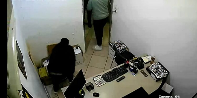 Βίντεο ντοκουμέντο – Διάρρηξη σε εταιρεία στο Κερατσίνι