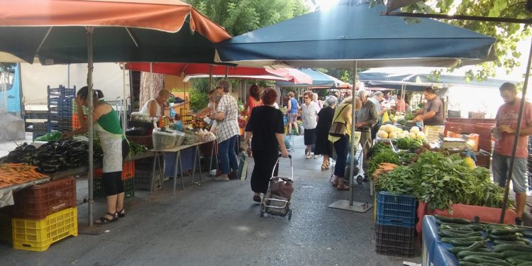 Τετ α τετ 28χρονης με τους “ληστές της λαϊκής” στη Σαλαμίνα