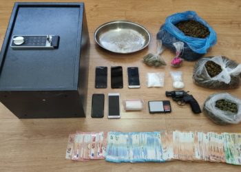 Λήστευαν καταστήματα φορώντας κουκούλες, γάντια και τα ρούχα τους… ανάποδα!