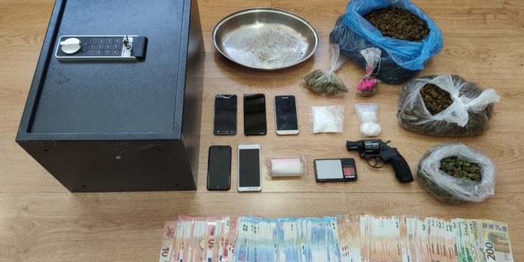 Λήστευαν καταστήματα φορώντας κουκούλες, γάντια και τα ρούχα τους… ανάποδα!