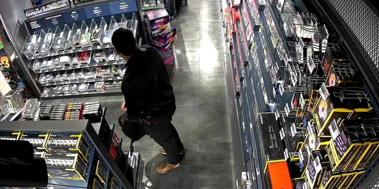 Ο 30χρονος που ρήμαζε τα καταστήματα ηλεκτρονικών – ΦΩΤΟ