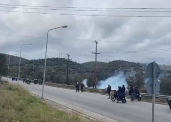 Κλεφτοπόλεμος με τα ΜΑΤ- 2000 μετανάστες προσπαθούν να φθάσουν στη Μυτιλήνη