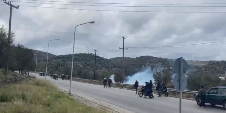 Κλεφτοπόλεμος με τα ΜΑΤ- 2000 μετανάστες προσπαθούν να φθάσουν στη Μυτιλήνη