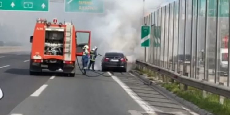 Κάηκε αυτοκίνητο στην Αθηνών Λαμίας (ΒΙΝΤΕΟ αναγνώστη)