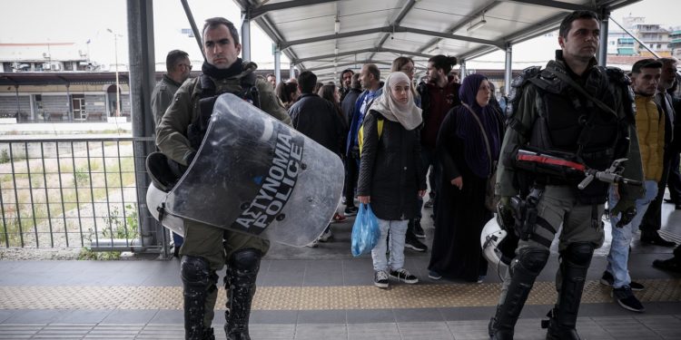 Πρόλαβε συγκέντρωση μεταναστών στην “πλάτη” των δυνάμεων στις Καστανιές η ΕΛΑΣ