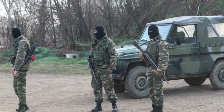 Απλώνουν τους μετανάστες σε όλο το μήκος του Έβρου οι Τούρκοι