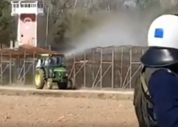 Αγρότης στον Έβρο ψεκάζει ομάδα που προσπαθεί να ανοίξει τρύπα στον φράκτη (ΒΙΝΤΕΟ)