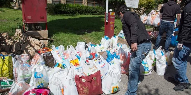 Προσφορά ειδών πρώτης ανάγκης από τον Ρουβίκωνα στο Γηροκομείο Αθηνών