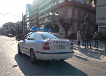 Το μήνυμα που μεταδίδουν τα περιπολικά της ΕΛΑΣ για την αποφυγή μετάδοσης του κορωνοϊού