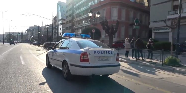 Το μήνυμα που μεταδίδουν τα περιπολικά της ΕΛΑΣ για την αποφυγή μετάδοσης του κορωνοϊού