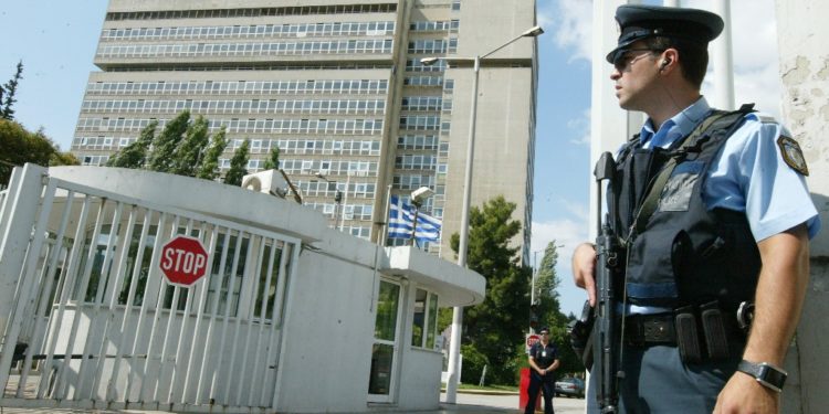 Σχέδιο για ανάκληση απόστρατων σε περίπτωση κρίσης μελετά η Κατεχάκη