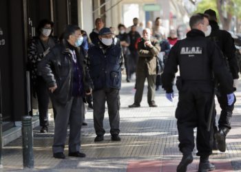 Οι παππούδες των ΑΤΜ, τα πικ νικ στον Υμηττό και ο “τσαντισμένος” Χαρδαλιάς