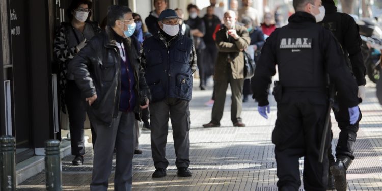 Οι παππούδες των ΑΤΜ, τα πικ νικ στον Υμηττό και ο “τσαντισμένος” Χαρδαλιάς