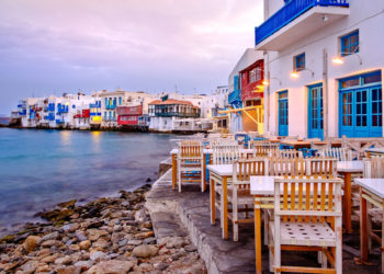 Προσπαθούν να σώσουν Μύκονο και Σαντορίνη – Αυστηρότατα μέτρα στα δύο νησιά