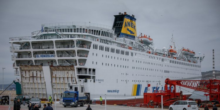 Μέλη του πληρώματος του “Ελευθέριος Βενιζέλος” έσπασαν την καραντίνα