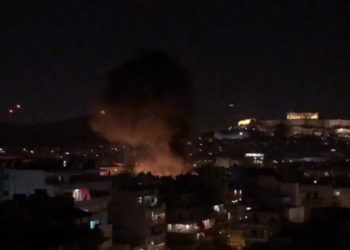 Ανάσταση 2020: Πυροτεχνήματα vs μολότοφ στην Αθήνα (ΒΙΝΤΕΟ)