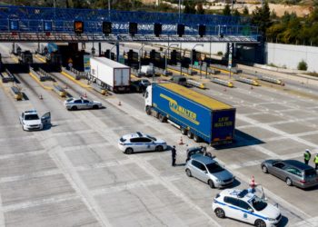 Σφραγίζουν δρόμους, σταθμούς και λιμάνια – Έλεγχοι και για τα εξοχικά στην Αττική