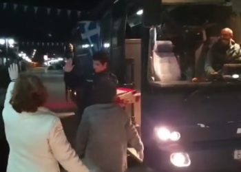 Οι κάτοικοι στις Καστανιές του Έβρου γιορτάζουν με τους αστυνομικούς της πρώτης γραμμής.