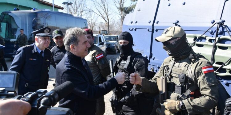 Χρυσοχοΐδης: “Θα κατασκευάσουμε τον φράχτη προασπίζοντας τα συμφέροντα της χώρας μας”.