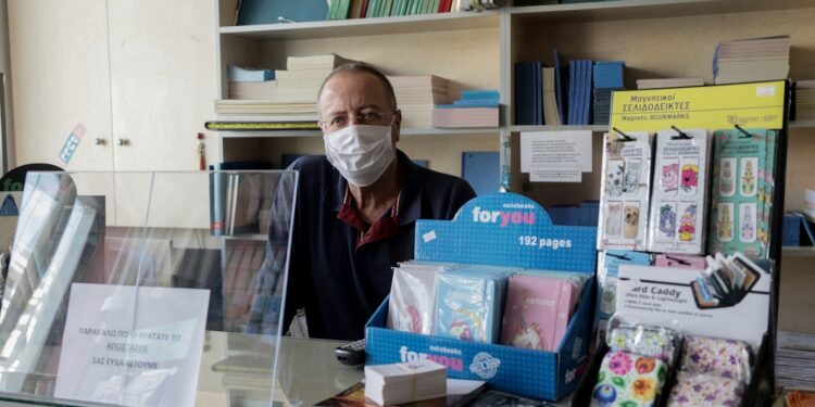 “‘Έπεσαν” τα πρώτα πρόστιμα για την μάσκα – Έλεγχοι παντού από την ΕΛΑΣ