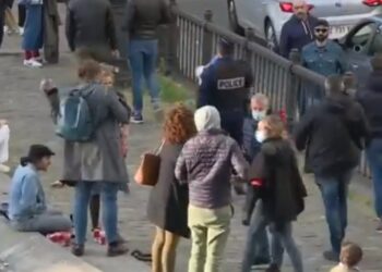 Και στο Παρίσι αστυνομικό “κυνήγι στις πλατείες” με ντουντούκες! (ΦΩΤΟ)