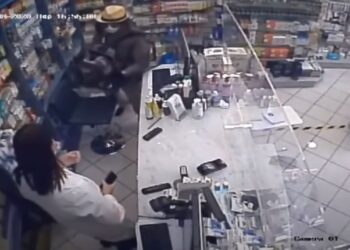 Προστατευμένος με ιατρική μάσκα και γάντια ληστής φαρμακείου – ΒΙΝΤΕΟ