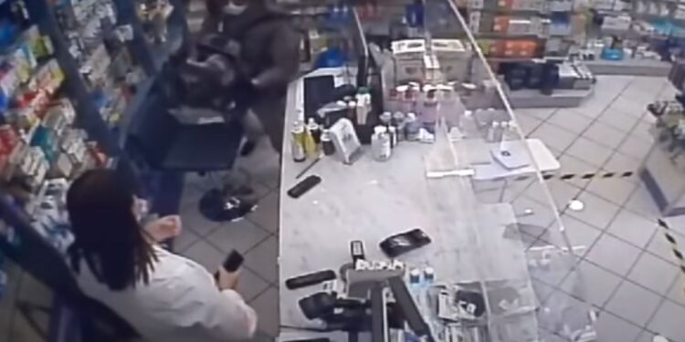 Προστατευμένος με ιατρική μάσκα και γάντια ληστής φαρμακείου – ΒΙΝΤΕΟ