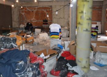 Εντοπίστηκε εργαστήριο ακριβών ενδυμάτων “μαϊμού” στην Αχαΐα