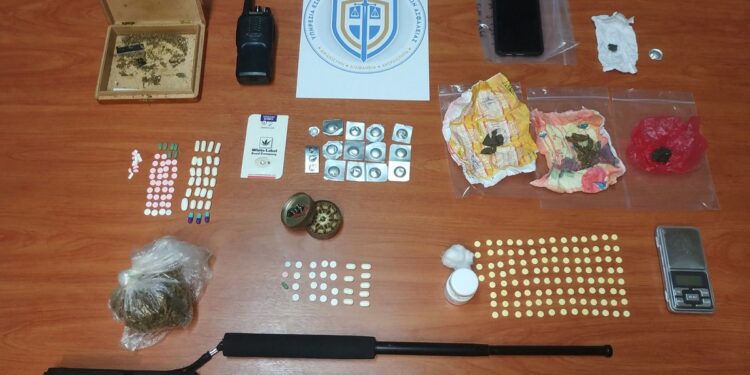 Δεσμοφύλακας και Δημοτικός Αστυνομικός διακινούσαν ναρκωτικά στον Κορυδαλλό