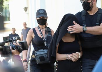 Προφυλακιστέα η 35χρονη για την επίθεση με βιτριόλι – Σιωπηλή στον Ανακριτή