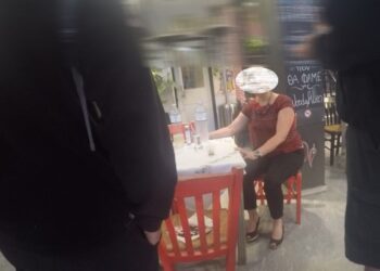 Βίντεο από παρέμβαση του Ρουβίκωνα σε ψησταριά μετά από καταγγελία διανομέα