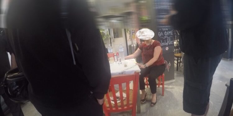 Βίντεο από παρέμβαση του Ρουβίκωνα σε ψησταριά μετά από καταγγελία διανομέα