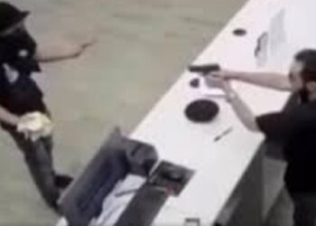 Ταμίας “Ράμπο” ακινητοποιεί ληστή στις ΗΠΑ – ΒΙΝΤΕΟ