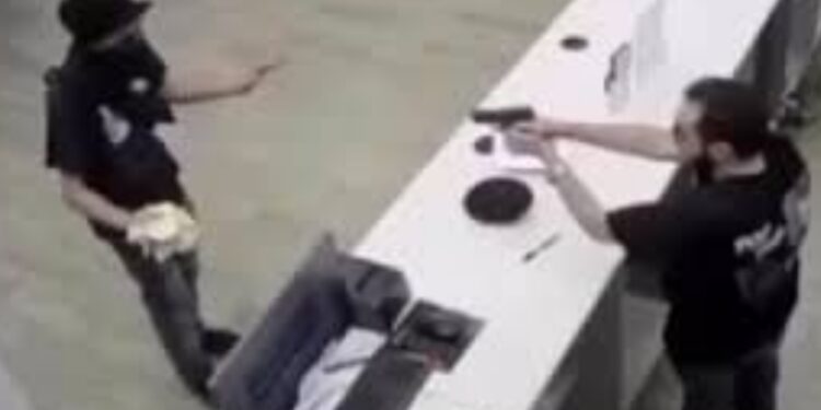 Ταμίας “Ράμπο” ακινητοποιεί ληστή στις ΗΠΑ – ΒΙΝΤΕΟ