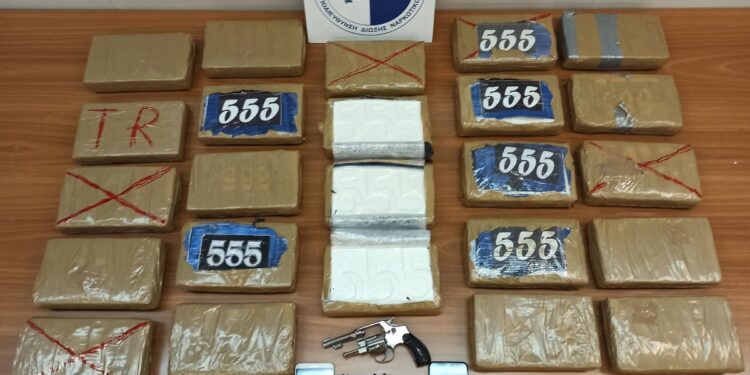 Είκοσι οκτώ κιλά κοκαΐνη από την Ολλανδία σταμάτησε η Ασφάλεια – ΒΙΝΤΕΟ