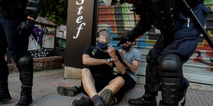 Ανακοίνωση της ΓΑΔΑ για τα επεισόδια και τις συλλήψεις στην ΑΣΟΕΕ – ΦΩΤΟ