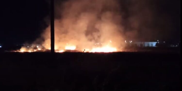 Υπό έλεγχο η πυρκαγιά στην Βιομηχανική Περιοχή της Σίνδου – ΒΙΝΤΕΟ