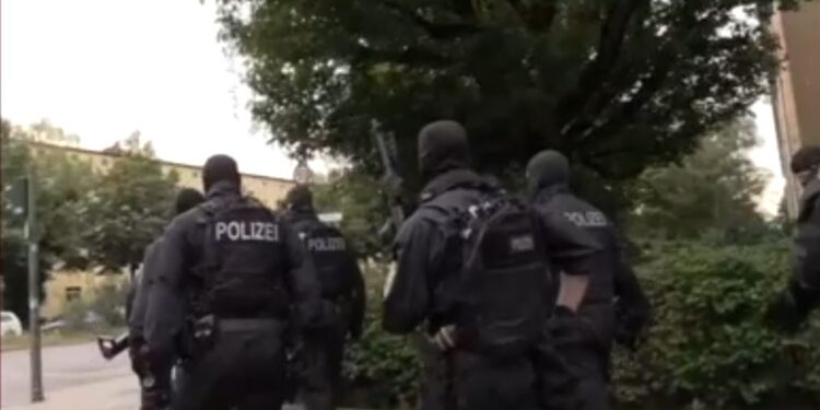 Operation Kosmos: Βίντεο από την επιχείρηση της γερμανικής ΕΚΑΜ στο Βερολίνο