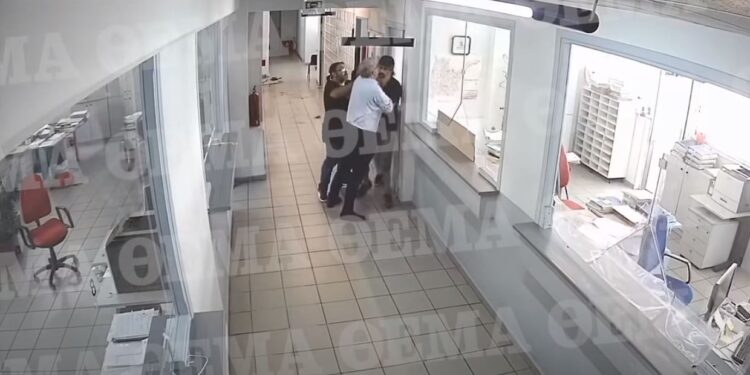 Λεπτό προς λεπτό η επίθεση στην ΔΟΥ Κοζάνης – Βίντεο σοκ