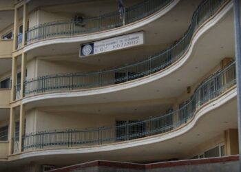 Μανιακός με τσεκούρι τραυμάτισε τρεις υπαλλήλους της Εφορίας στην Κοζάνη