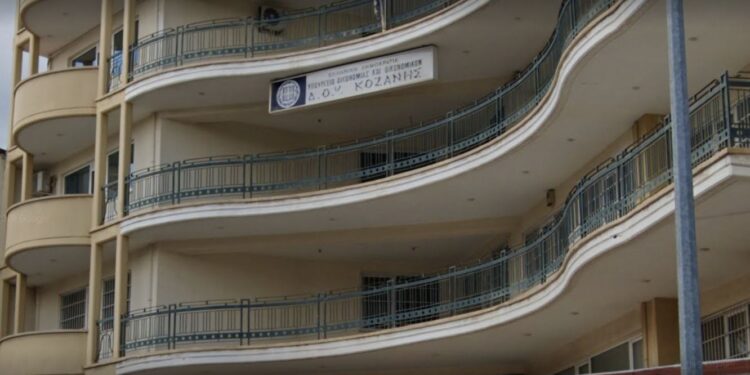 Μανιακός με τσεκούρι τραυμάτισε τρεις υπαλλήλους της Εφορίας στην Κοζάνη