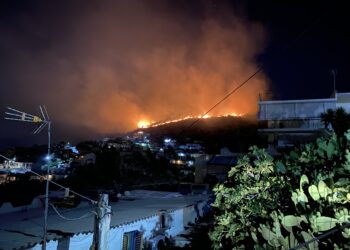 Πυρκαγιά πίσω από τον Ναύσταθμο στο Πέραμα – ΦΩΤΟ