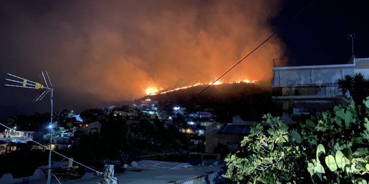 Πυρκαγιά πίσω από τον Ναύσταθμο στο Πέραμα – ΦΩΤΟ