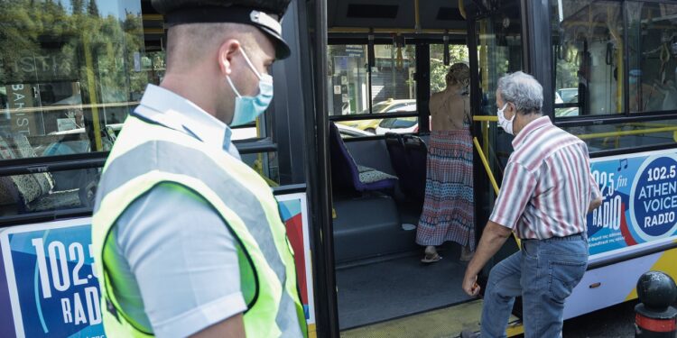 Σαρωτικοί έλεγχοι της ΕΛΑΣ για μάσκες και συνωστισμό σε όλη τη χώρα